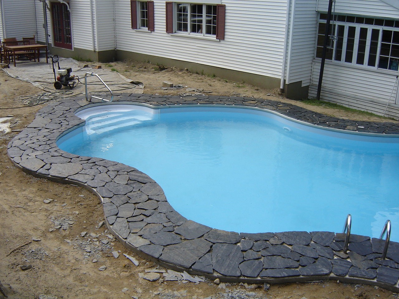 contour piscine ardoise, aménagement paysager